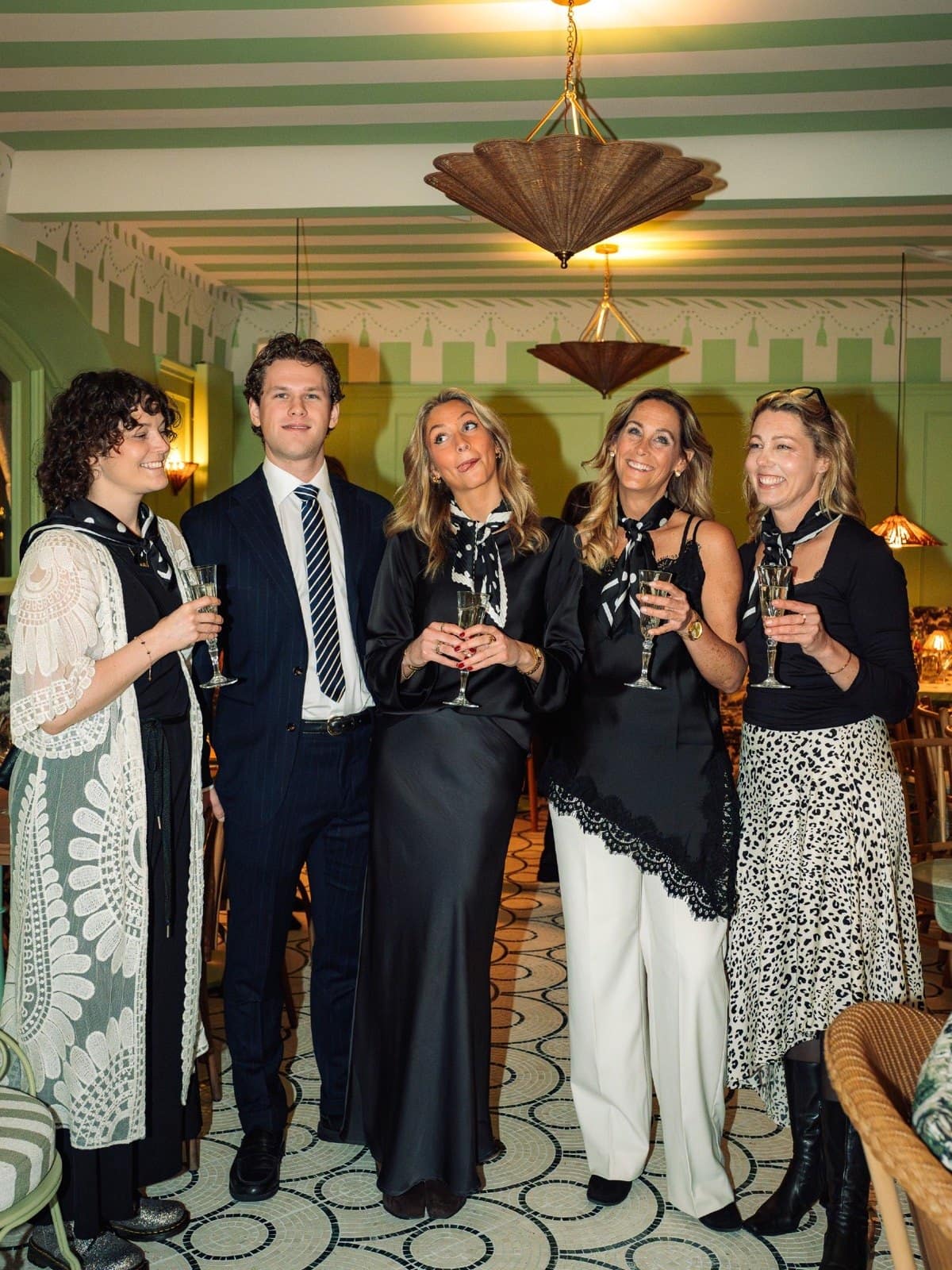 Fem personer med champagneglas i Capriccis matsal i Göteborg