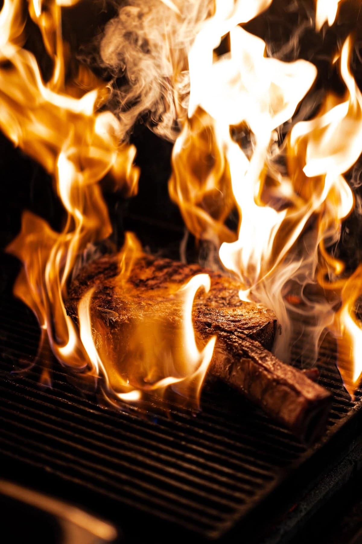 Kött på öppen eld i grillen hos Restaurang Grill
